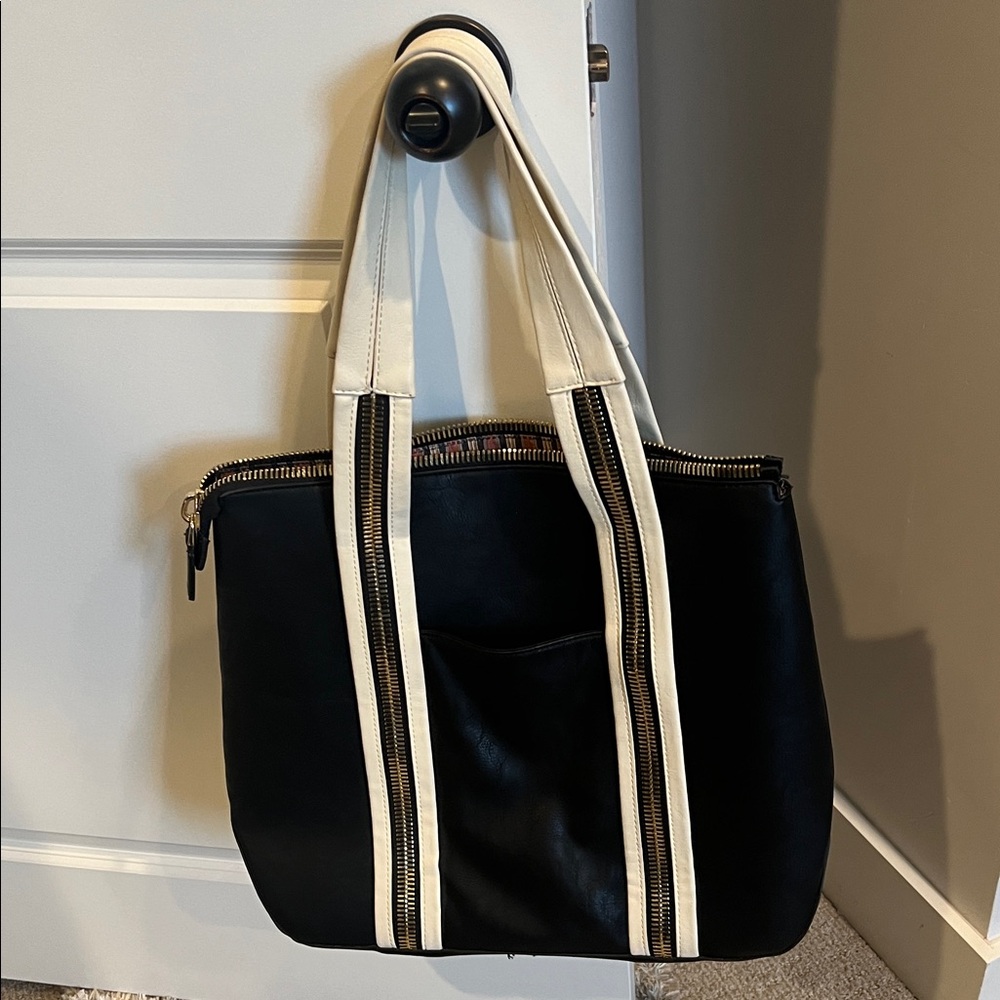 Big Buddha Avery Cream and Black Tote
Cool Zip Design in Vegan Leather. LIKE NEW